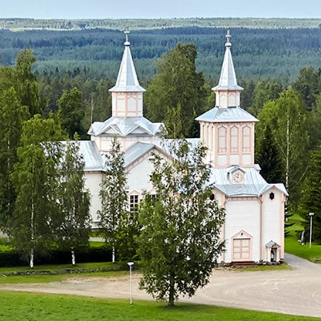 Soinin kirkko on rakennettu mäelle.